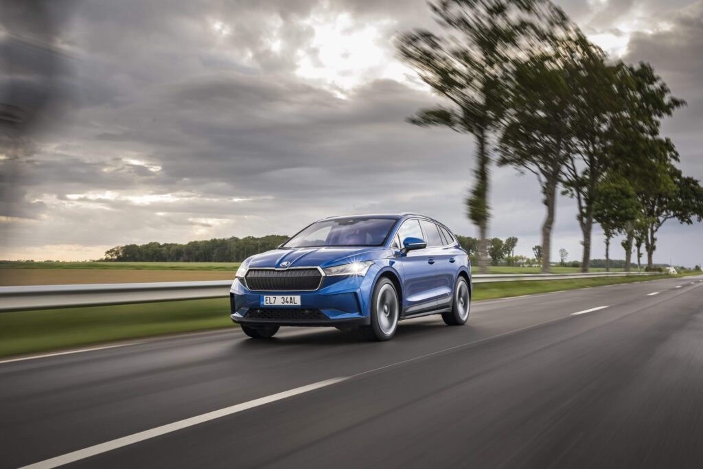 Skoda Enyaq bleu sur la route