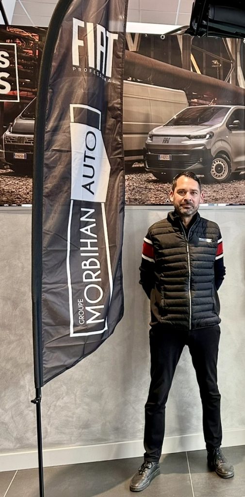 Photo de Mikaël à côté du drapeau